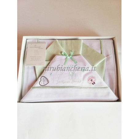 Completo lenzuola lettino ricamato Nazareno Gabrielli con fascia di colore verde. B587